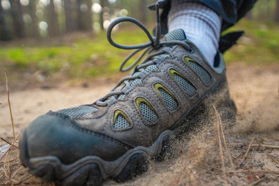 Scarponi da trekking su un sentiero roccioso